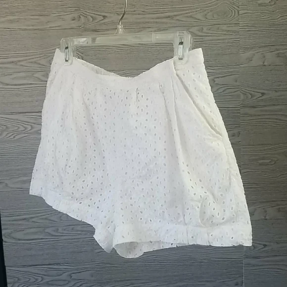 H&M // conscious collection white eyelet shorts - Picture 5 of 16
